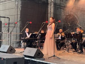 24.06.2023. Zamek Krzyżtopór w Ujeździe. Gala operetkowo-musicalowej. Na zdjęciu Ewelina Szybilska- sopran. / Fot. Grażyna Szlęzak - Radio Kielce