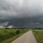 Weekend ze zróżnicowaną i w wielu regionach Polski niebezpieczną pogodą. Wystąpią opady deszczu oraz burze z gradem, także gwałtowne z ulewnymi i nawalnymi opadami deszczu oraz z silnymi porywami wiatru.