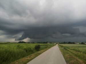 Weekend ze zróżnicowaną i w wielu regionach Polski niebezpieczną pogodą. Wystąpią opady deszczu oraz burze z gradem, także gwałtowne z ulewnymi i nawalnymi opadami deszczu oraz z silnymi porywami wiatru.