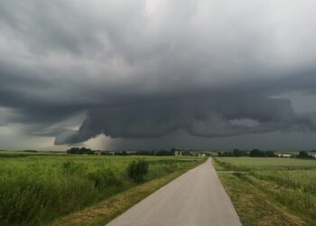 Weekend ze zróżnicowaną i w wielu regionach Polski niebezpieczną pogodą. Wystąpią opady deszczu oraz burze z gradem, także gwałtowne z ulewnymi i nawalnymi opadami deszczu oraz z silnymi porywami wiatru.