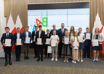 Zwycięzcy IV Ogólnopolskiego Konkursu dla Dzieci „Bezpiecznie na wsi mamy, niebezpiecznych substancji unikamy” podczas gali w Warszawie w towarzystwie ministra edukacji i nauki Przemysława Czarnka oraz prezes KRUS Aleksandry Hadzik / Fot. KRUS