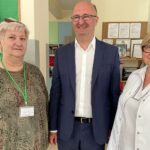 01.06.2023. Czarniecka Góra. Świętokrzyskie Centrum Rehabilitacji. Na zdjęciu (od lewej): Teresa Teper - dyrektor Zespołu Szkół Specjalnych przy Świętokrzyskim Centrum Rehabilitacji, Piotr Wawrzyk - wiceminister spraw zagranicznych, Izabela Lipowczyk - zastępca dyrektora ds. lecznictwa w Świętokrzyskim Centrum Rehabilitacji / Fot. Magdalena Galas-Klusek - Radio Kielce