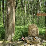 07.06.2023. Las Kotecki. Zniszczona mogiła poświęcona poległym żołnierzom antykomunistycznego podziemia / Fot. Katarzyna Gadawska