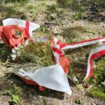 07.06.2023. Las Kotecki. Zniszczona mogiła poświęcona poległym żołnierzom antykomunistycznego podziemia / Fot. Katarzyna Gadawska