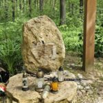 07.06.2023. Las Kotecki. Zniszczona mogiła poświęcona poległym żołnierzom antykomunistycznego podziemia / Fot. Katarzyna Gadawska