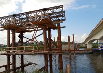 16.06.2023. Sandomierz. Konstrukcja starego mostu została całkowicie rozebrana / Fot. GDDKiA