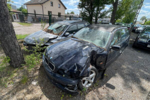 12.06.2023. Kielce. Wystawione na sprzedaż samochody osobowe, które zostały usunięte z kieleckich ulic / Fot. Wiktor Taszłow – Radio Kielce