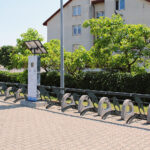 Pińczów. Stacja rowerów przy boisku sportowym na osiedlu Grodzisko / Fot. Marta Gajda-Kruk – Radio Kielce