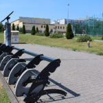 Pińczów. Stacja rowerów przy boisku sportowym na osiedlu Grodzisko / Fot. Marta Gajda-Kruk – Radio Kielce