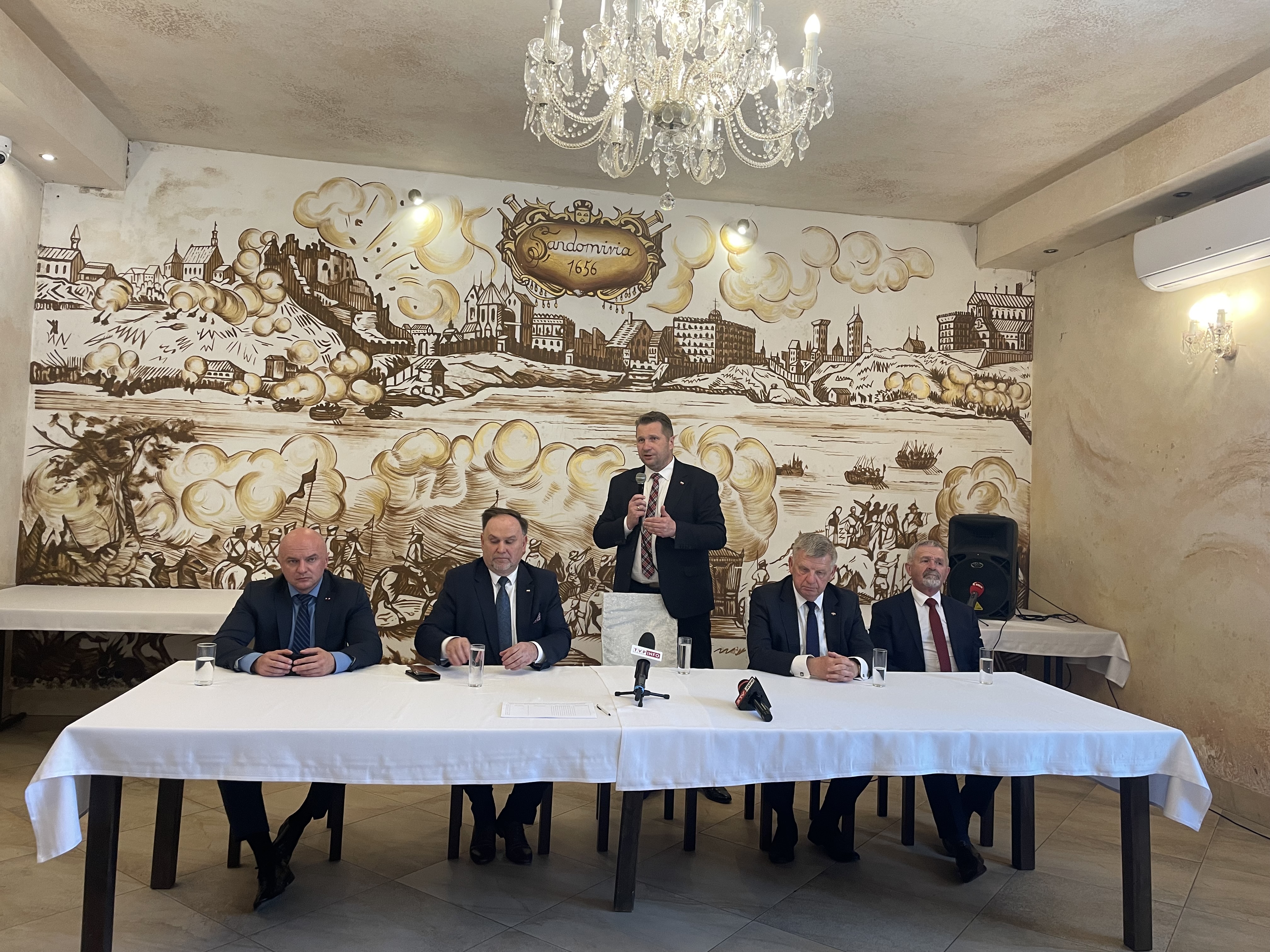 Minister Czarnek spotkał się z mieszkańcami Sandomierza