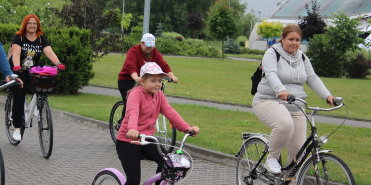 Rodzinny rajd rowerowy w Wiązownicy Kolonii - Radio Kielce 24.06.2023. Pińczów. 8. Rodzinny Rajd Rowerowy Ścieżkami Jana Moskwy. / Fot. Marta Gajda-Kruk - Radio Kielce.