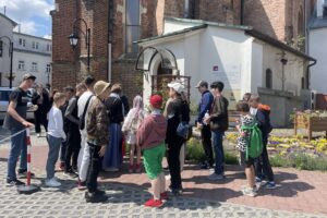 11.06.2023. Sandomierz. Kolonia dzieci z Ukrainy zwiedza Sandomierz / Fot. Grażyna Szlęzak - Radio Kielce