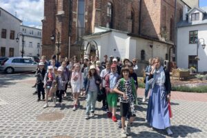 11.06.2023. Sandomierz. Kolonia dzieci z Ukrainy zwiedza Sandomierz / Fot. Grażyna Szlęzak - Radio Kielce