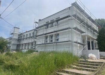 Radoszki. Budynek dawnej szkoły w którym będzie żłobek / Fot. Grażyna Szlęzak - Radio Kielce
