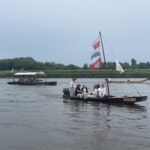 Parada łodzi drewnianych po Wiśle w Sandomierzu