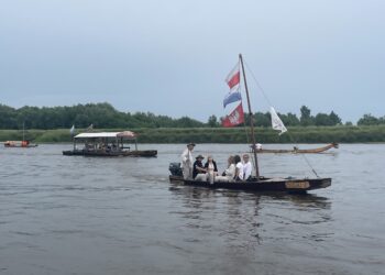 Parada łodzi drewnianych po Wiśle w Sandomierzu