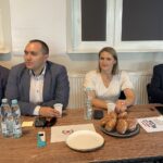 26.06.2023. Sadowie. Konferencja zorganizowana przez Młodzieżową Radę Gminy. Na zdjęciu (od lewej): Piotr Wawrzyk - wiceminister spraw zagranicznych, Łukasz Bilski, Monika Bilska, poseł Andrzej Kryj / Fot. Grażyna Szlęzak - Radio Kielce