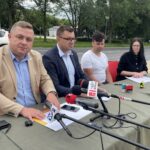 27.06.2023. Sandomierz. Podpisanie umowy na wymianę przystanków. Na zdjęciu: (od lewej): Piotr Wójtowicz - naczelnik Wydziału Inwestycji Rozwoju i Promocji w Urzędzie Miasta Sandomierza, Marcin Marzec - burmistrz Sandomierza, Michał Goński - przedstawiciel wykonawcy, Joanna Pawelczyk - kierownik referatu zamówień publicznych w Urzędzie Miasta Sandomierza / Fot. Grażyna Szlęzak - Radio Kielce