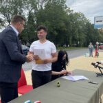 27.06.2023. Sandomierz. Podpisanie umowy na wymianę przystanków. Na zdjęciu: (od lewej): Marcin Marzec - burmistrz Sandomierza, Michał Goński - przedstawiciel wykonawcy / Fot. Grażyna Szlęzak - Radio Kielce