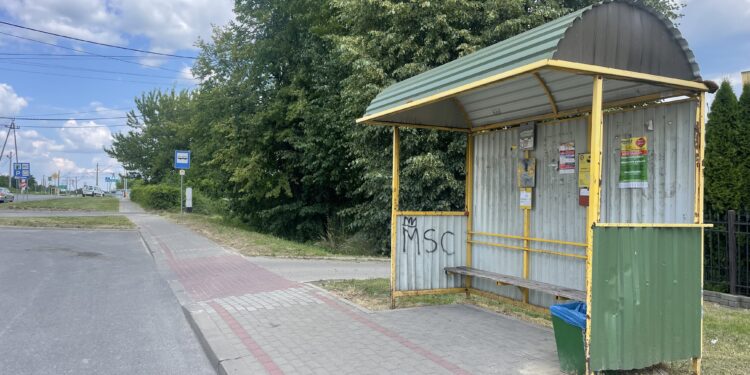 30.06.2023. Dwikozy. Miejsce, w którym ma powstać mini dworzec autobusowy / Fot. Grażyna Szlęzak - Radio Kielce