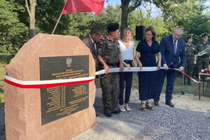 22.06.2023. Miłkowska Karczma. Odsłonięcie pomnika upamiętniającego zamordowanych mieszkańców. / Fot. Anna Głąb - Radio Kielce.