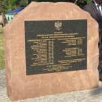 22.06.2023. Miłkowska Karczma. Odsłonięcie pomnika upamiętniającego zamordowanych mieszkańców. / Fot. Anna Głąb - Radio Kielce.