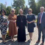 05.06.2023. Masłów. Spotkanie z osobami niepełnosprawnymi. Złożenie kwiatów przed pomnikiem Papieża - Polaka. Na zdjęciu (od lewej): Elżbieta Korus - dyrektor Regionalnego Ośrodka Polityki Społecznej UMWŚ, Renata Janik - wicemarszałek województwa, biskup Marian Florczyk, Magdalena Fogiel-Litwinek - Zastępca Wojewódzkiego Komendanta OHP, Tomasz Lato - wójt gminy Masłów / Fot. Iwona Murawska-Bujnowicz - Radio Kielce