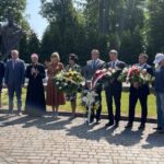 05.06.2023. Masłów. Spotkanie z osobami niepełnosprawnymi. Złożenie kwiatów przed pomnikiem Papieża - Polaka / Fot. Iwona Murawska-Bujnowicz - Radio Kielce