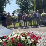 05.06.2023. Masłów. Spotkanie z osobami niepełnosprawnymi. Złożenie kwiatów przed pomnikiem Papieża - Polaka / Fot. Iwona Murawska-Bujnowicz - Radio Kielce