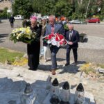 05.06.2023. Masłów. Spotkanie z osobami niepełnosprawnymi. Złożenie kwiatów przed pomnikiem Papieża - Polaka. Na zdjęciu (od lewej): biskup Marian Florczyk, Tomasz Lato - wójt gminy Masłów, Kazimierz Mądzik - świętokrzyski kurator oświaty / Fot. Iwona Murawska-Bujnowicz - Radio Kielce