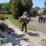 05.06.2023. Masłów. Spotkanie z osobami niepełnosprawnymi. Złożenie kwiatów przed pomnikiem Papieża - Polaka. Na zdjęciu: Zbigniew Koniusz - wojewoda świętokrzyski / Fot. Iwona Murawska-Bujnowicz - Radio Kielce