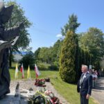 05.06.2023. Masłów. Spotkanie z osobami niepełnosprawnymi. Złożenie kwiatów przed pomnikiem Papieża - Polaka. Na zdjęciu: Zbigniew Koniusz - wojewoda świętokrzyski / Fot. Iwona Murawska-Bujnowicz - Radio Kielce