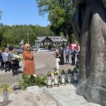 05.06.2023. Masłów. Spotkanie z osobami niepełnosprawnymi. Złożenie kwiatów przed pomnikiem Papieża - Polaka. Na zdjęciu: Renata Janik - wicemarszałek województwa / Fot. Iwona Murawska-Bujnowicz - Radio Kielce