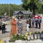 05.06.2023. Masłów. Spotkanie z osobami niepełnosprawnymi. Złożenie kwiatów przed pomnikiem Papieża - Polaka. Na zdjęciu (od lewej): Renata Janik - wicemarszałek województwa, Elżbieta Korus - dyrektor Regionalnego Ośrodka Polityki Społecznej UMWŚ / Fot. Iwona Murawska-Bujnowicz - Radio Kielce