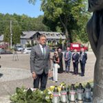 05.06.2023. Masłów. Spotkanie z osobami niepełnosprawnymi. Złożenie kwiatów przed pomnikiem Papieża - Polaka. Na zdjęciu: Mirosław Gębski - starosta kielecki / Fot. Iwona Murawska-Bujnowicz - Radio Kielce