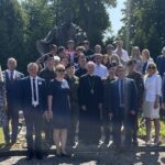 05.06.2023. Masłów. Spotkanie z osobami niepełnosprawnymi. Złożenie kwiatów przed pomnikiem Papieża - Polaka / Fot. Iwona Murawska-Bujnowicz - Radio Kielce