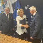 19.06.2023. Kielce. Dofinansowanie dla podmiotów zrzeszonych w Krajowej Sieci Obszarów Wiejskich. Na zdjęciu (od lewej): Andrzej Bętkowski - marszałek województwa świętokrzyskiego, , Alicja Stępień - Stowarzyszenie „Sandomierski Szlak Jabłkowy” o Marek Jońca - członek zarządu województwa świętokrzyskiego / Fot. Iwona Murawska-Bujnowicz - Radio Kielce