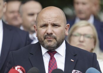 Suwerenna Polska potępia rezolucję uderzającą w Polskę