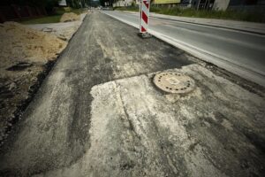 Kuriozum na ulicy Warszawskiej. Drogowcy wyremontują połowę jezdni