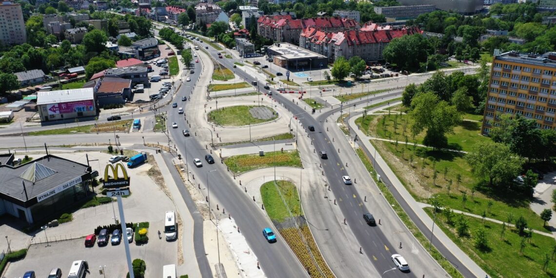 Kielce. Skrzyżowanie Alei Solidarności i Alei Tysiąclecia Państwa Polskiego