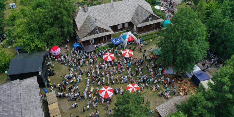 Wielkie święto folkloru w Tokarni – „Jawor u źródeł kultury” - Radio Kielce