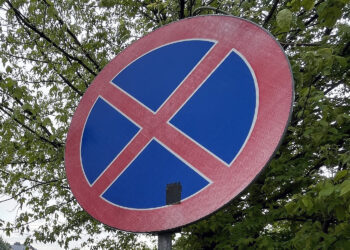 znak zakaz parkowania, parkowanie / Fot. Robert Felczak – Radio Kielce