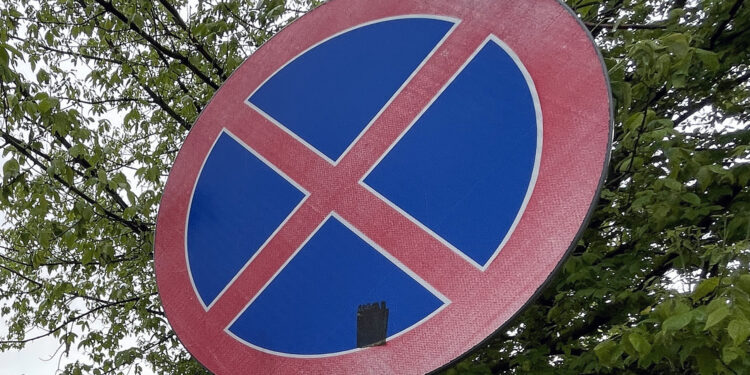 znak zakaz parkowania, parkowanie / Fot. Robert Felczak – Radio Kielce