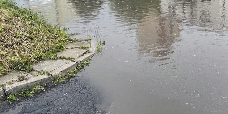 Mieszkańcy Świętokrzyskiego walczą z żywiołem