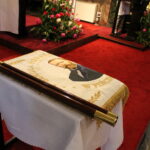 02.06.2023. Pińczów. Msza święta w intencji szkoły, uczniów i grona pedagogicznego Szkoły Podstawowej numer 1, koncelebrowana przez biskupa kieleckiego ks. Jana Piotrowskiego. Ważnym punktem mszy było poświęcenie sztandaru szkoły / Fot. Marta Gajda-Kruk - Radio Kielce