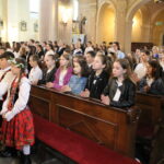 02.06.2023. Pińczów. Msza święta w intencji szkoły, uczniów i grona pedagogicznego Szkoły Podstawowej numer 1, koncelebrowana przez biskupa kieleckiego ks. Jana Piotrowskiego. Ważnym punktem mszy było poświęcenie sztandaru szkoły / Fot. Marta Gajda-Kruk - Radio Kielce