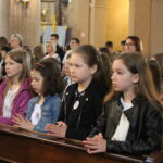 02.06.2023. Pińczów. Msza święta w intencji szkoły, uczniów i grona pedagogicznego Szkoły Podstawowej numer 1, koncelebrowana przez biskupa kieleckiego ks. Jana Piotrowskiego. Ważnym punktem mszy było poświęcenie sztandaru szkoły / Fot. Marta Gajda-Kruk - Radio Kielce