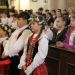 02.06.2023. Pińczów. Msza święta w intencji szkoły, uczniów i grona pedagogicznego Szkoły Podstawowej numer 1, koncelebrowana przez biskupa kieleckiego ks. Jana Piotrowskiego. Ważnym punktem mszy było poświęcenie sztandaru szkoły / Fot. Marta Gajda-Kruk - Radio Kielce