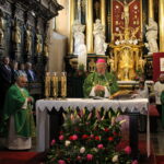 02.06.2023. Pińczów. Msza święta w intencji szkoły, uczniów i grona pedagogicznego Szkoły Podstawowej numer 1, koncelebrowana przez biskupa kieleckiego ks. Jana Piotrowskiego. Ważnym punktem mszy było poświęcenie sztandaru szkoły / Fot. Marta Gajda-Kruk - Radio Kielce