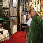 02.06.2023. Pińczów. Msza święta w intencji szkoły, uczniów i grona pedagogicznego Szkoły Podstawowej numer 1, koncelebrowana przez biskupa kieleckiego ks. Jana Piotrowskiego. Ważnym punktem mszy było poświęcenie sztandaru szkoły / Fot. Marta Gajda-Kruk - Radio Kielce